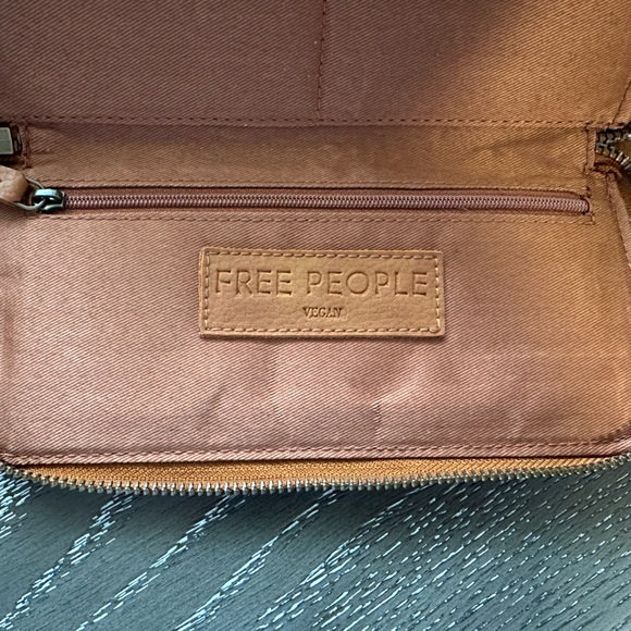 Free People Women’s Tan Vegan Leather Wristlet Wallet New - Picture 4 of 9
